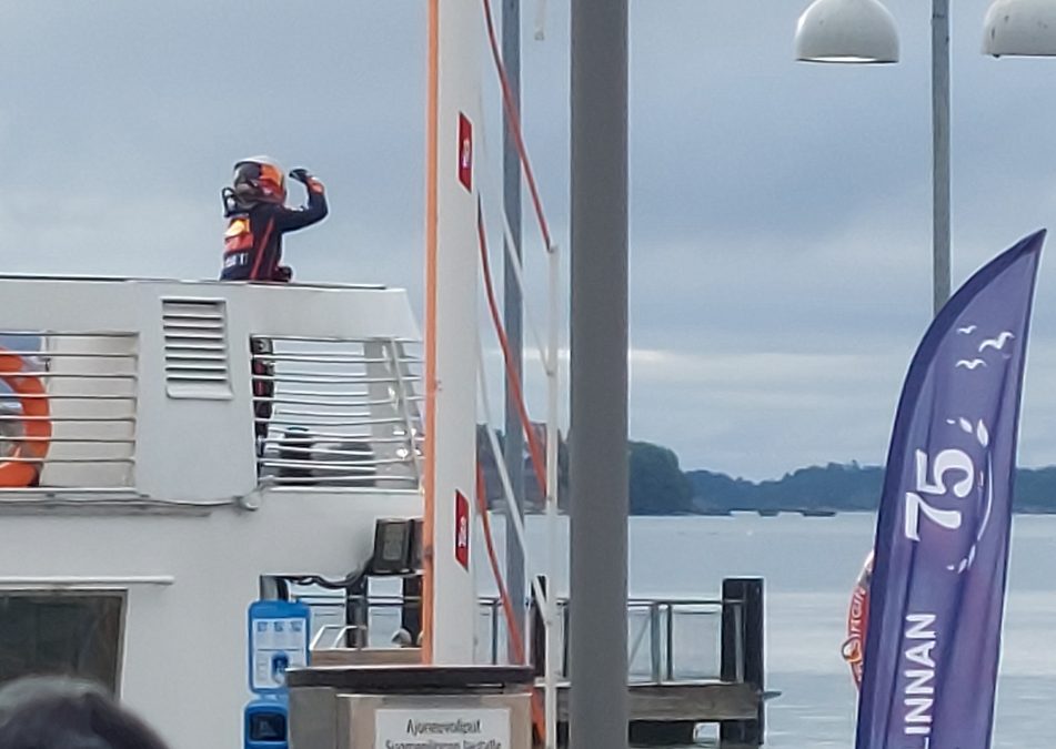 F1 kuljettaja tähystää lautalla